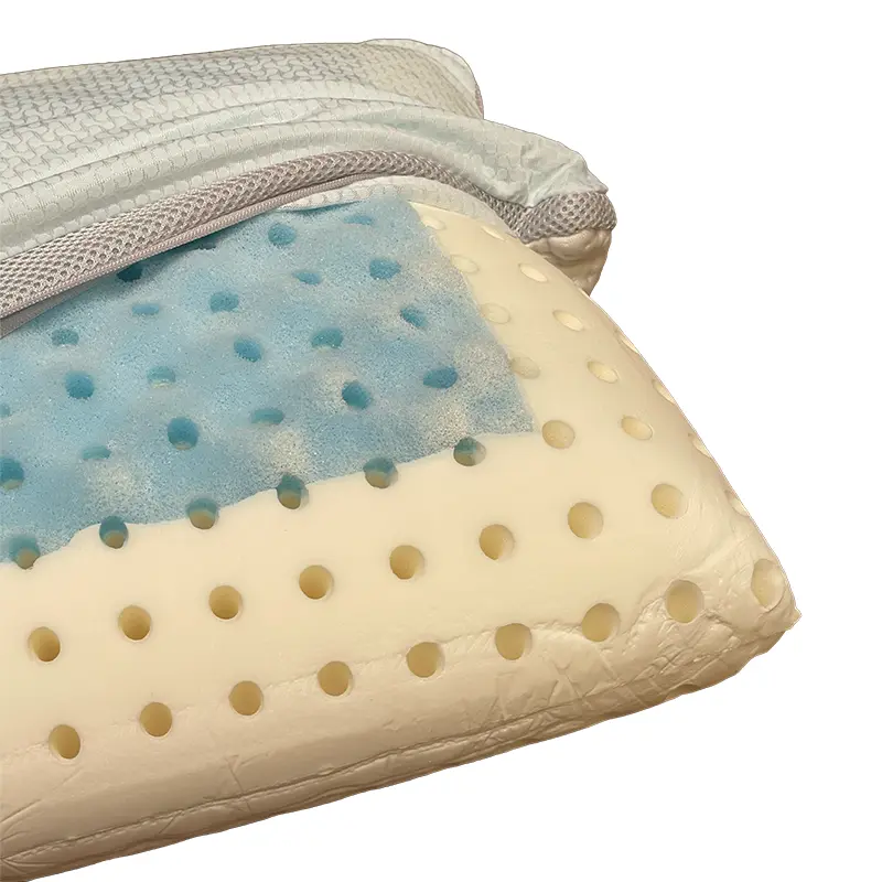 Detailansicht CoolAge® Nackenstützkissen – kühlender Gelkern für erholsame Nächte - Hantermann - Der Hotelausstatter Nahaufnahme des CoolAge® Nackenstützkissens mit gelochtem Viscoschaum und blauer Gelzone unter geöffnetem, hellen Bezug