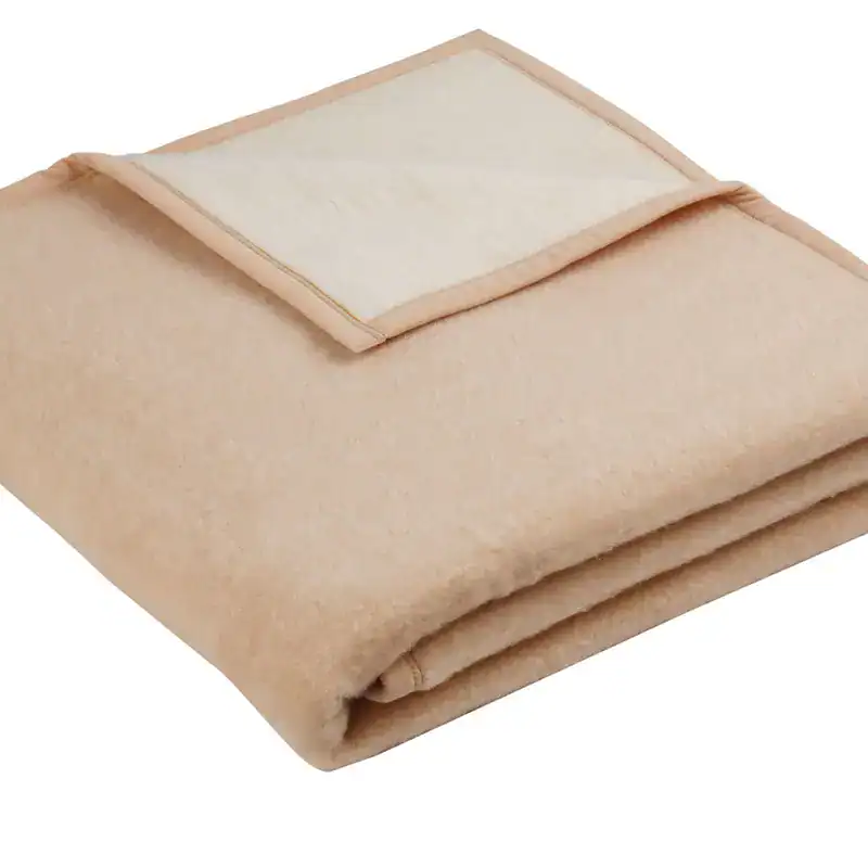 Wohndecke beige-braun zu einem Quadrat gefaltet mit heruntergefallener Ecke oben sichtbar