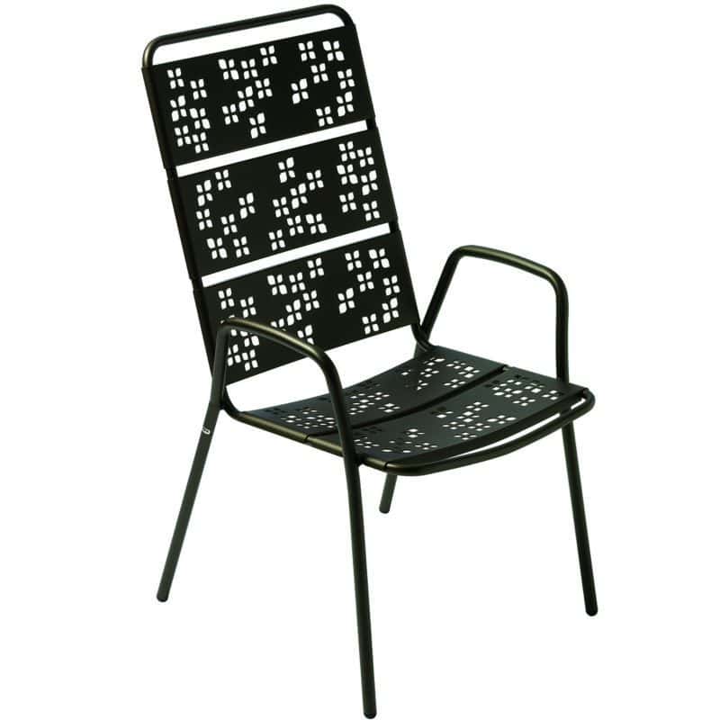 Das Bild zeigt den Gartenstuhl KLEE 349 von EMU. Material: Der Stuhl besteht vollständig aus Stahl und wirkt robust sowie wetterfest. Farbe: Abgebildet ist er in einem dunklen Farbton (schwarz bzw. sehr dunkles Braun). Design: Die Rückenlehne ist hoch und besteht aus drei perforierten Metallplatten. Die Perforationen sind quadratisch angeordnet und bilden kleeblattähnliche Muster, die dem Stuhl eine dekorative, verspielte und moderne Optik verleihen. Auch die Sitzfläche trägt dieses Muster. Rahmen: Runde Metallrohre bilden das Gestell, mit schmalen, gebogenen Armlehnen, die elegant in die Vorderbeine übergehen. Stil: Modern, minimalistisch, funktional – und durch das Lochmuster mit einem besonderen Designakzent. Einsatzbereich: Der Stuhl eignet sich hervorragend für den Außenbereich, wie Terrasse, Garten oder Balkon, und lässt sich sowohl einzeln als auch in Kombination mit anderen EMU-Möbeln nutzen.