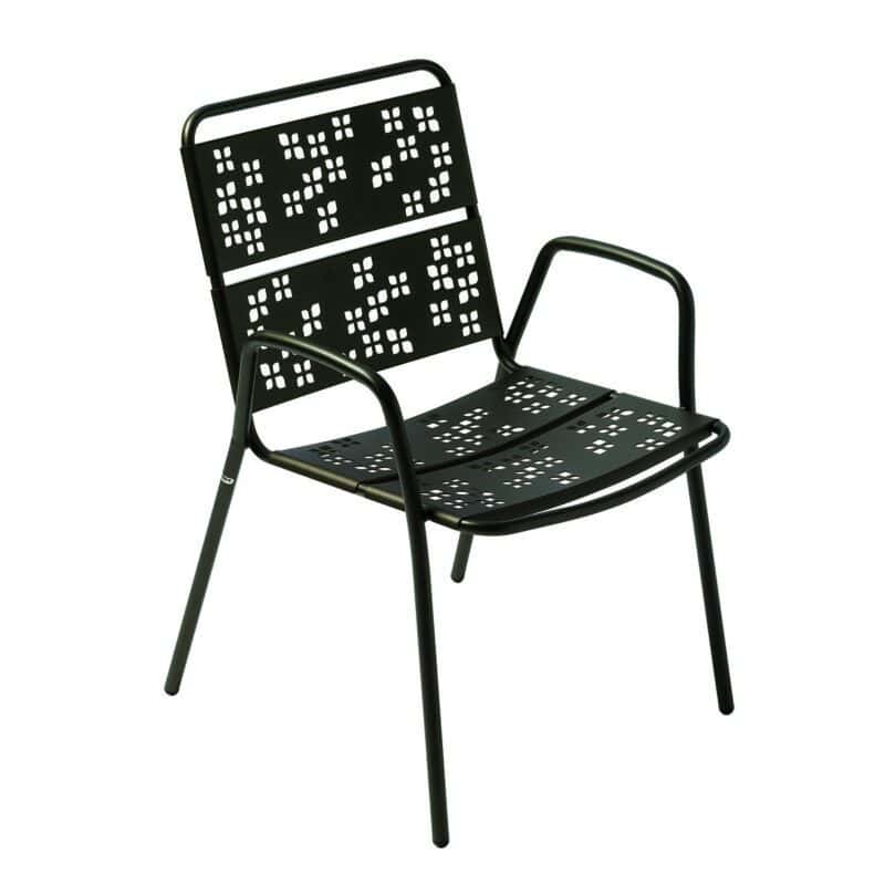 Das Bild zeigt einen modernen Terrassen- bzw. Gartenstuhl. Material: Der Stuhl besteht komplett aus Metall, vermutlich Stahl, und ist in Schwarz gehalten. Design: Sitzfläche und Rückenlehne sind aus perforierten Metallplatten gefertigt. Die Perforationen bilden ein Muster aus kleinen quadratischen Löchern, die in Gruppen angeordnet sind und eine dekorative, fast pixelartige Optik ergeben. Rahmen: Der Rahmen ist aus runden Metallrohren gefertigt. Die Armlehnen sind gebogen und gehen fließend in die Vorderbeine über. Stil: Modern, minimalistisch und funktional – gleichzeitig aber durch das Lochmuster auch verspielt. Einsatzbereich: Ideal für den Außenbereich wie Terrasse, Garten oder Balkon.