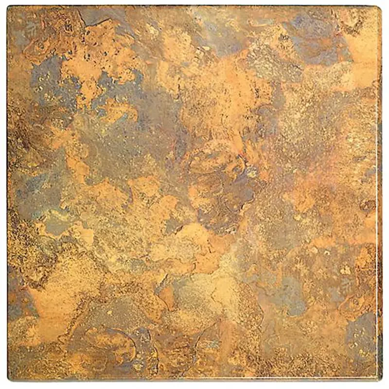 Das Bild zeigt eine quadratische Tischplatte mit rustikaler Stein- oder Metalloptik in unterschiedlichen Braun-, Rost- und Grautönen. Die Oberfläche erinnert an oxidiertes Metall oder Vulkangestein, mit einer spannenden, marmorierten Struktur. Diese Werzalit-Tischplatte ist besonders robust, langlebig und pflegeleicht und eignet sich ideal für Gastronomie, Hotellerie und moderne Innen- und Außenbereiche, die eine ausdrucksstarke, industrielle oder natürliche Optik wünschen.