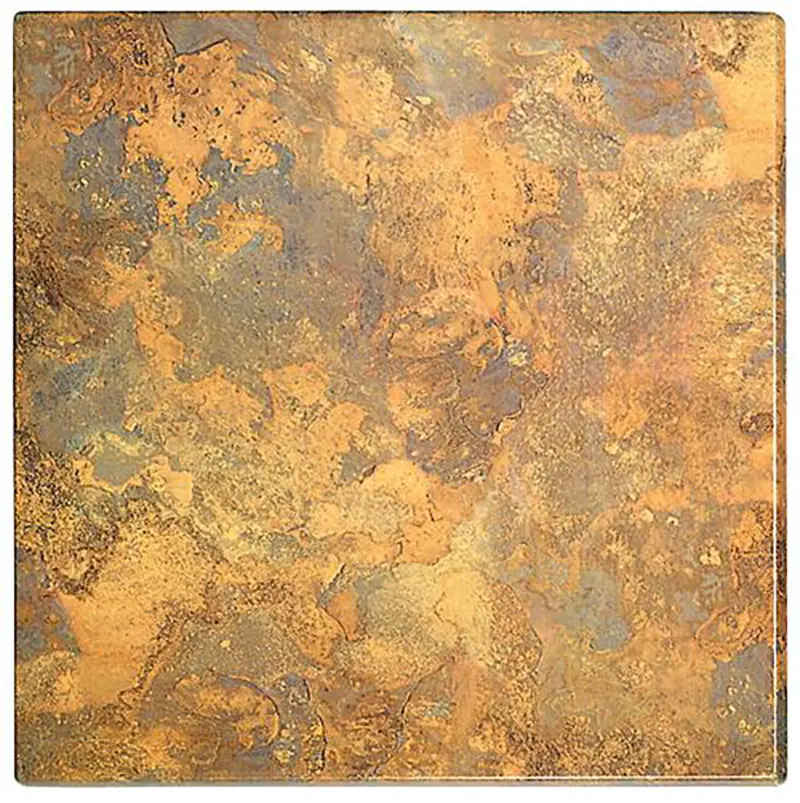 Das Bild zeigt eine quadratische Tischplatte mit rustikaler Stein- oder Metalloptik in unterschiedlichen Braun-, Rost- und Grautönen. Die Oberfläche erinnert an oxidiertes Metall oder Vulkangestein, mit einer spannenden, marmorierten Struktur. Diese Werzalit-Tischplatte ist besonders robust, langlebig und pflegeleicht und eignet sich ideal für Gastronomie, Hotellerie und moderne Innen- und Außenbereiche, die eine ausdrucksstarke, industrielle oder natürliche Optik wünschen.