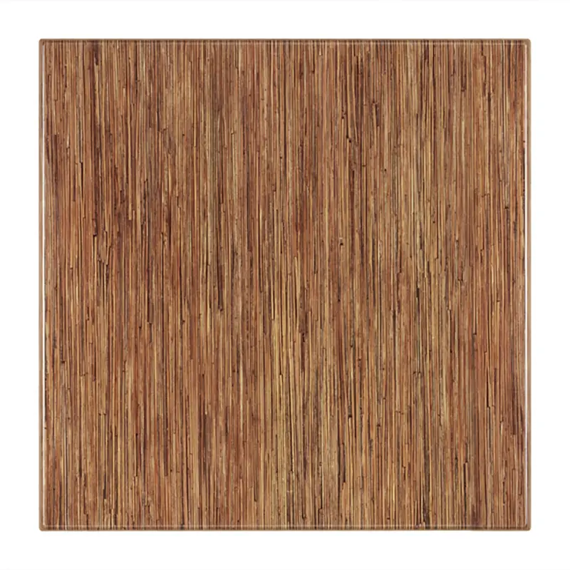 Das Bild zeigt eine quadratische Tischplatte mit einer Oberflächenstruktur in Segras-Optik. Beschreibung der Oberfläche Die Tischplatte hat ein naturgetreues, warmes Holzdesign mit einer feinen, vertikal verlaufenden Maserung, die an die Struktur von Segras erinnert. Die Farbtöne reichen von mittelbraun bis leicht goldfarben und verleihen der Platte einen natürlichen und eleganten Charakter. Die Oberfläche wirkt gleichmäßig und hochwertig verarbeitet, ohne sichtbare Fugen oder Unterbrechungen. Einsatzbereich und Material Das Design eignet sich besonders für den Einsatz im Innen- und Außenbereich, zum Beispiel in Hotels, Restaurants oder Cafés. Die Platte besteht vermutlich aus Werzalit, einem robusten, wetterfesten und pflegeleichten Material, das häufig für Gastronomie-Tische verwendet wird.