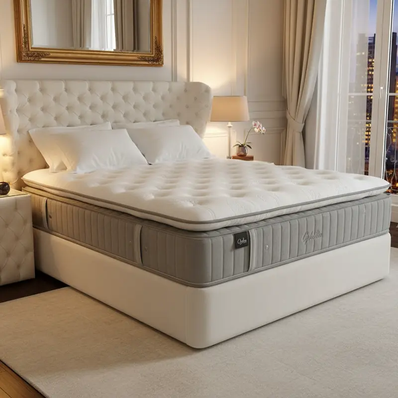 Das Bild zeigt ein elegantes, luxuriös wirkendes Boxspringbett mit opulentem, weiß gepolstertem Kopfteil und passenden Nachttischen. Das Bett steht in einem hochwertig eingerichteten Raum mit klassischer Wandverkleidung, großen Fenstern mit Vorhängen und Ausblick auf eine abendliche Stadt. Neben dem Bett stehen Nachttische im gleichen Design, auf einer Seite mit einer Tischlampe und einer Orchidee dekoriert. Im Vordergrund liegt ein heller Teppich auf edlem Holzfußboden, an der Wand hängt ein goldgerahmter Spiegel, der den Raum noch großzügiger wirken lässt. Das Gesamtbild vermittelt eine harmonische, ruhige und sehr exklusive Hotelsuite-Atmosphäre.