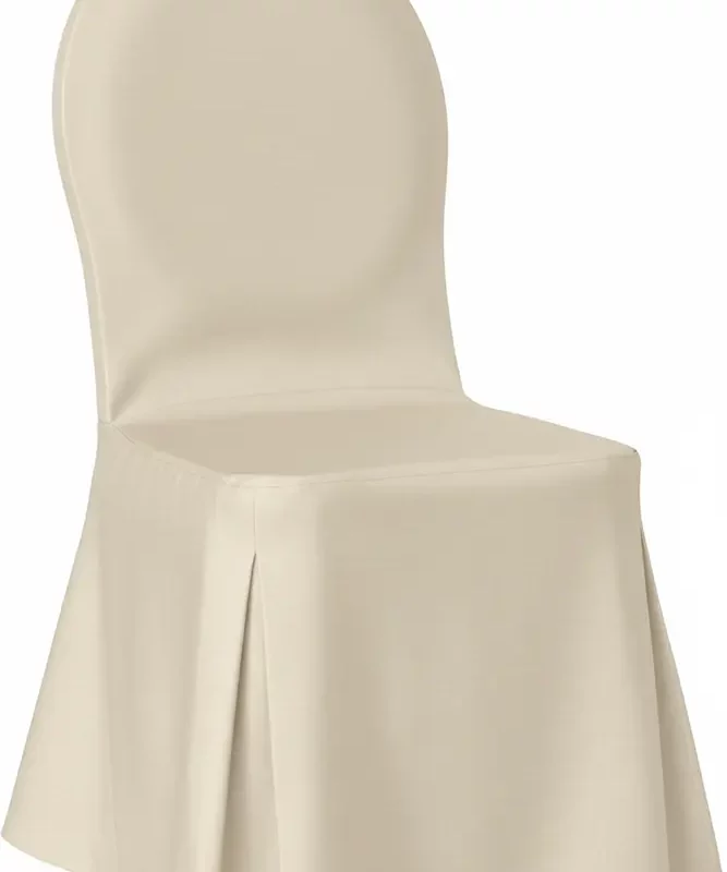 Auf dem Bild ist eine elegante Stuhlhusse in einem hellen, beigefarbenen Ton zu sehen. Die Husse umhüllt einen klassischen Bankettstuhl vollständig und hat einen abgerundeten, hohen Rückenbereich. Im unteren Bereich sind Kellerfalten eingearbeitet, die für eine ansprechende und hochwertige Optik sorgen. Das Material wirkt glatt und leicht glänzend, wodurch die Husse sehr edel und gepflegt aussieht.