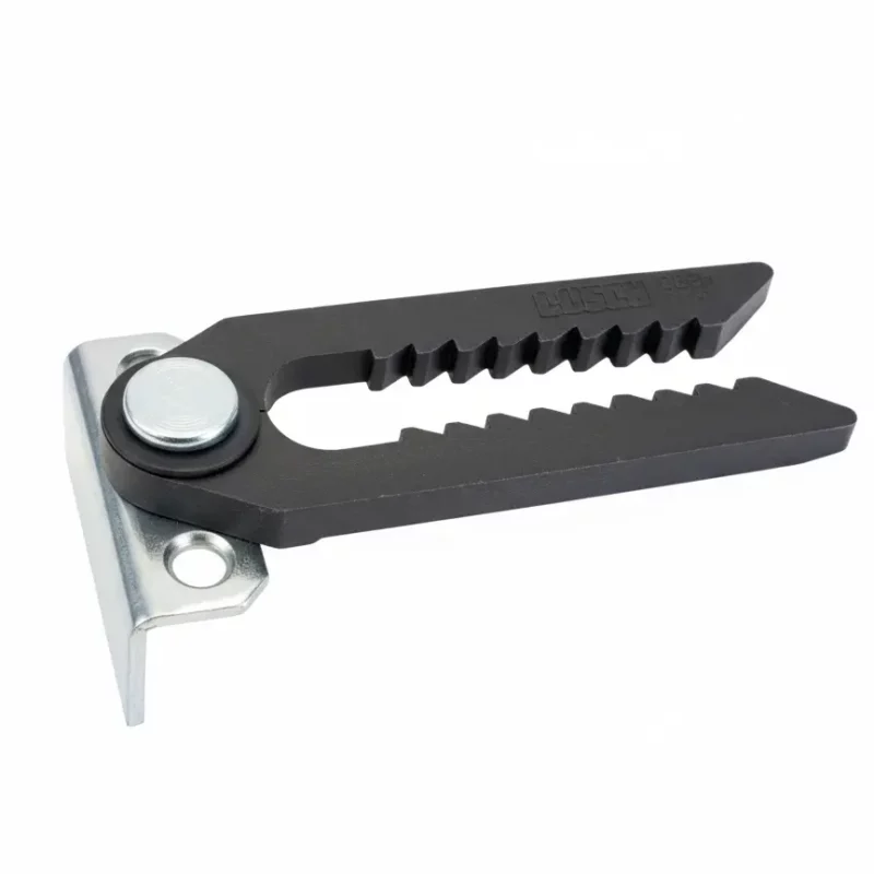 Das Bild zeigt eine Kunststoffgabel mit Winkelbefestigung, die als Teil eines Verbindungsbeschlages für Möbel verwendet wird.​ Beschreibung des Beschlages Die gezeigte Komponente ist konstruiert, um zwei Möbelstücke sicher miteinander zu verbinden, indem sie in die jeweils passende Gegenhälfte einrastet.​ Sie besteht aus einer stabilen Kunststoffgabel mit gezackter Klemmfläche und einer angeschraubten Metallwinkelplatte zur Befestigung am Möbelstück.​ Durch die gezackte Struktur wird ein fester und rutschfester Halt der Verbindung gewährleistet.​ Hintergrund zur Ersatzteil-Lösung Im Hotel- oder Gäste-Bereich kommt es durch unsachgemäßen Gebrauch häufig zu Schäden an solchen Verbindungsbeschlägen, insbesondere an dieser Kunststoffgabel-Seite, da sie mechanisch stark beansprucht wird.​ Die Gegenhälfte bleibt meist unversehrt, sodass nur die beschädigungsanfällige Seite angeboten wird. So können Reparaturen schnell und kostengünstig erfolgen, ohne den gesamten Beschlag austauschen zu müssen.​ Vorteil dieser Ersatzteil-Strategie Ermöglicht einfache und wirtschaftliche Instandsetzung nach Gästeschäden. Reduziert Materialaufwand und Umweltbelastung, da nur das tatsächlich betroffene Teil ersetzt werden muss.​ Erhöht die Langlebigkeit und Verfügbarkeit der Möbel durch gezielte Ersatzteilversorgung.