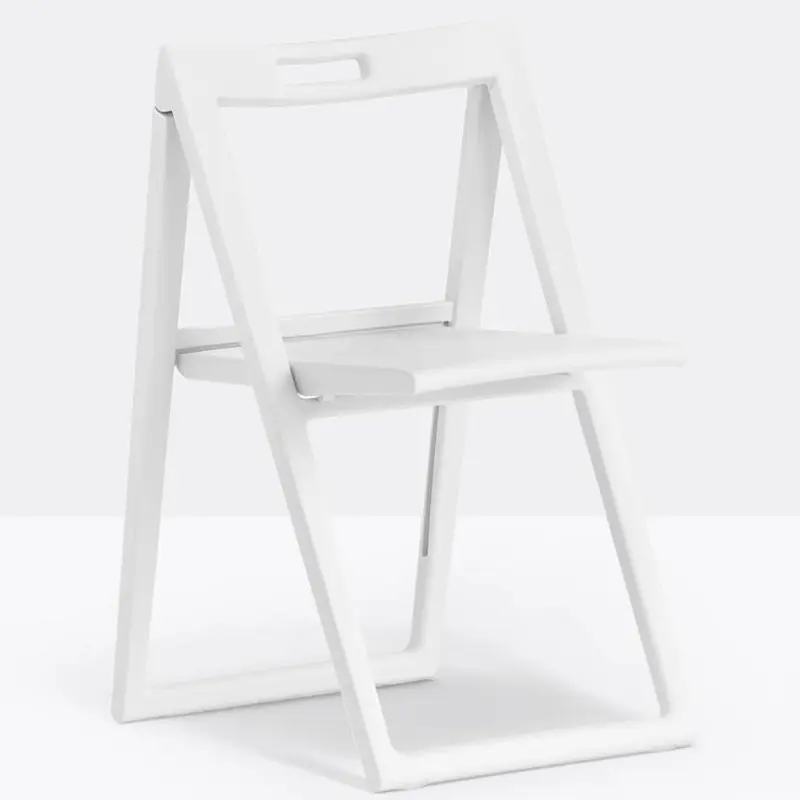 ENJOY 460 von Pedrali: Weißer Klappstuhl aus Kunststoff mit rechteckigem Rahmen und integriertem Tragegriff, platzsparender Faltstuhl für Events, Bankett, Terrasse, Balkon und Gastronomie.