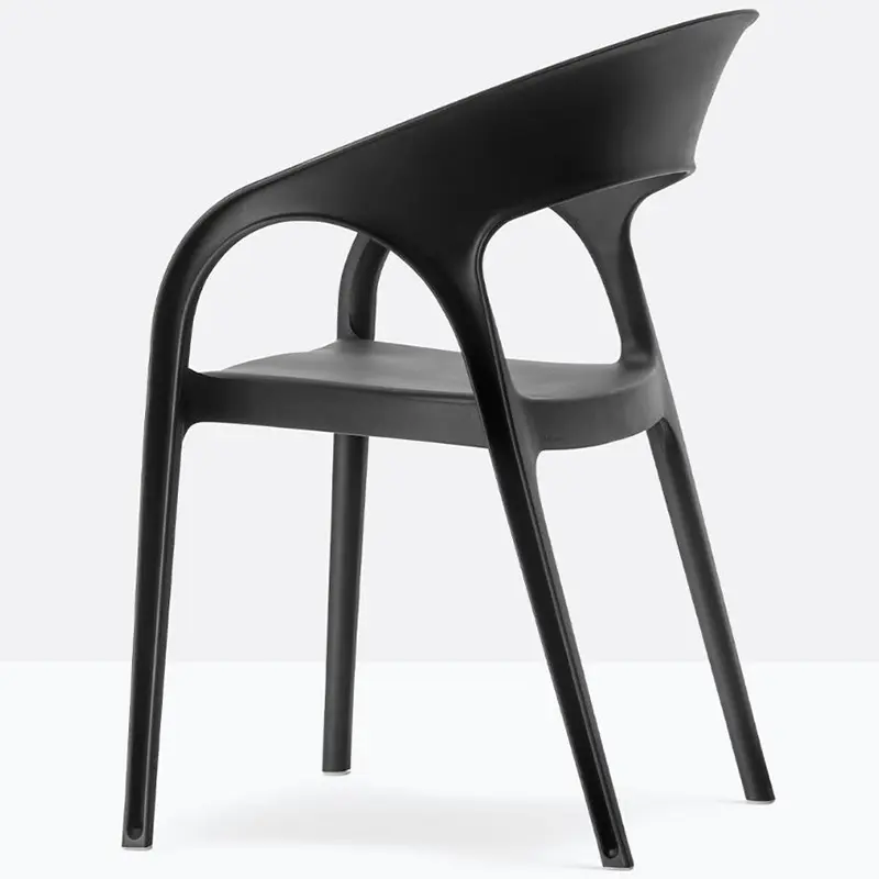Gosspi 621 von Pedrali: Schwarzer Designstuhl mit umlaufender Rückenlehne und integrierten Armlehnen aus Kunststoff, schlanke konische Beine, moderner Stapelstuhl für Terrasse, Restaurant und Hotel.