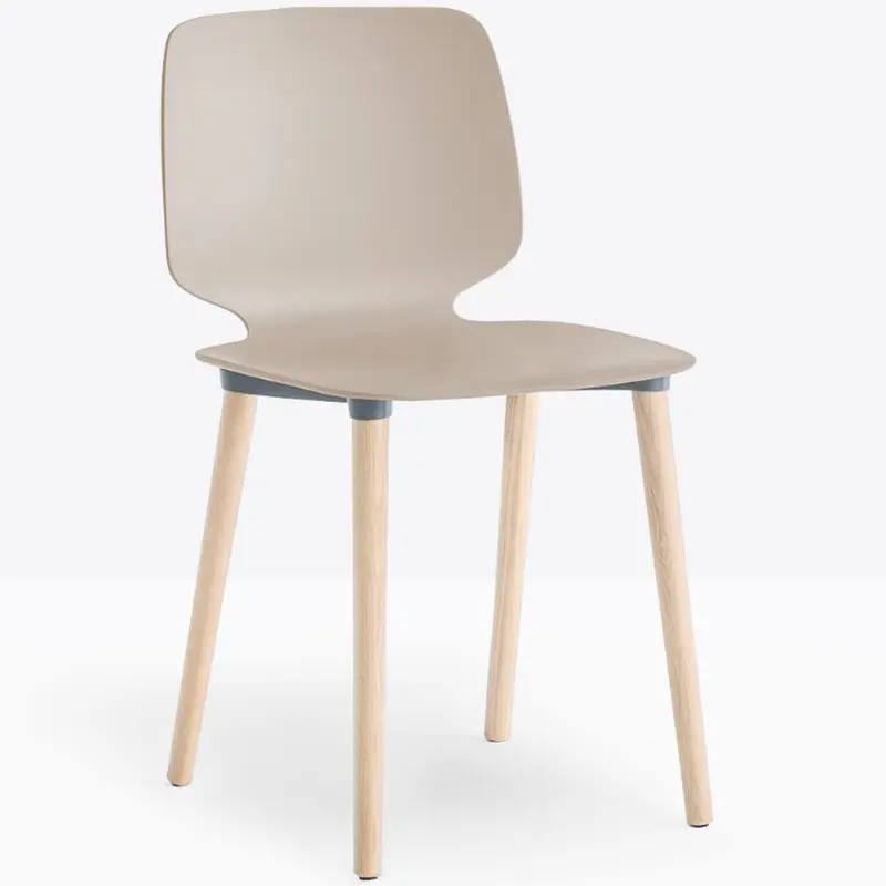 BABILA 2750 von Pedrali: Beiger Designstuhl mit ergonomischer Kunststoffsitzschale und naturfarbigen Holzbeinen, skandinavischer Look, moderner Esszimmer- und Gastronomiestuhl für Hotels, Cafés und Restaurants.