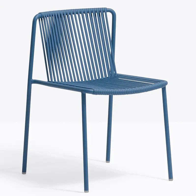TRIBECA 3660 von Pedrali: Blauer Outdoor-Stuhl mit filigranen • vertikal gewobene elastische Kordeln an Sitz und Rückenlehne, minimalistisches Metallgestell, moderner Terrassenstuhl für Gastronomie, Bistro, Balkon und Garten.