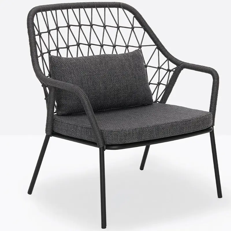 Panarea 3679 von Pedrali: Dunkelgrauer Outdoor-Loungesessel mit geflochtener Rückenlehne und passenden Sitz- und Rückenkissen, filigranes Metallgestell, moderner Relaxsessel für Terrasse, Garten, Pool und Hotel.