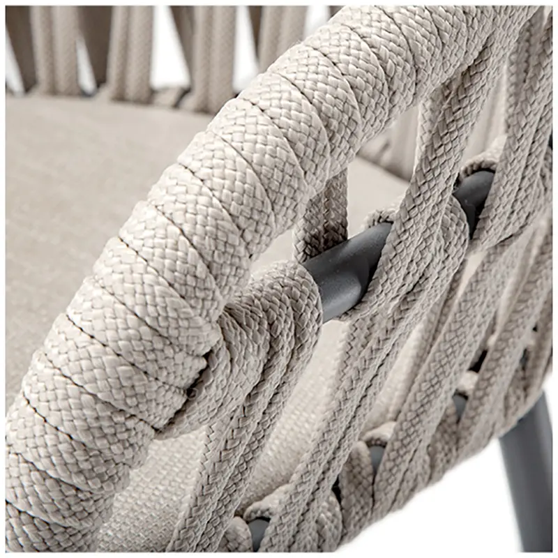 Grattoni-Tahiti-Armchair-Seilgeflecht-Detailaufnahme - Hantermann - Der Hotelausstatter Nahaufnahme Grattoni Tahiti Outdoor-Sessel – Detail des wetterfesten beigefarbenen Acrylseilgeflechts an Armlehne und Rückenlehne mit schwarzem Aluminiumrahmen.