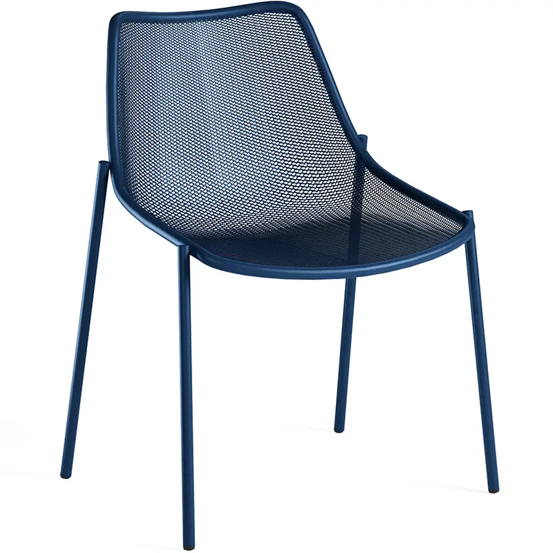 Stapelbarer Outdoor-Stuhl EMU Round 465 aus Stahl mit feinem Streckmetall-Sitz und Rückenlehne in Farbe 43 Sapphire-Blau, moderner Gartenstuhl für Terrasse, Gastronomie und Hotel-Außenbereich.