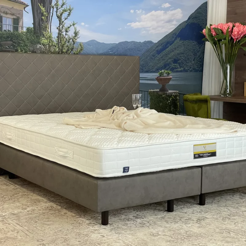 Boxspringbett SELECT 180x200 cm mit 20 cm Zarge und 120 cm hohem, gestepptem Kopfteil in braunem Kunstleder Chesterfield von Englisch Dekor, mit Regency Superior Boxspringbettmatratze 180x200x22 cm für den Einsatz im Hotelzimmer