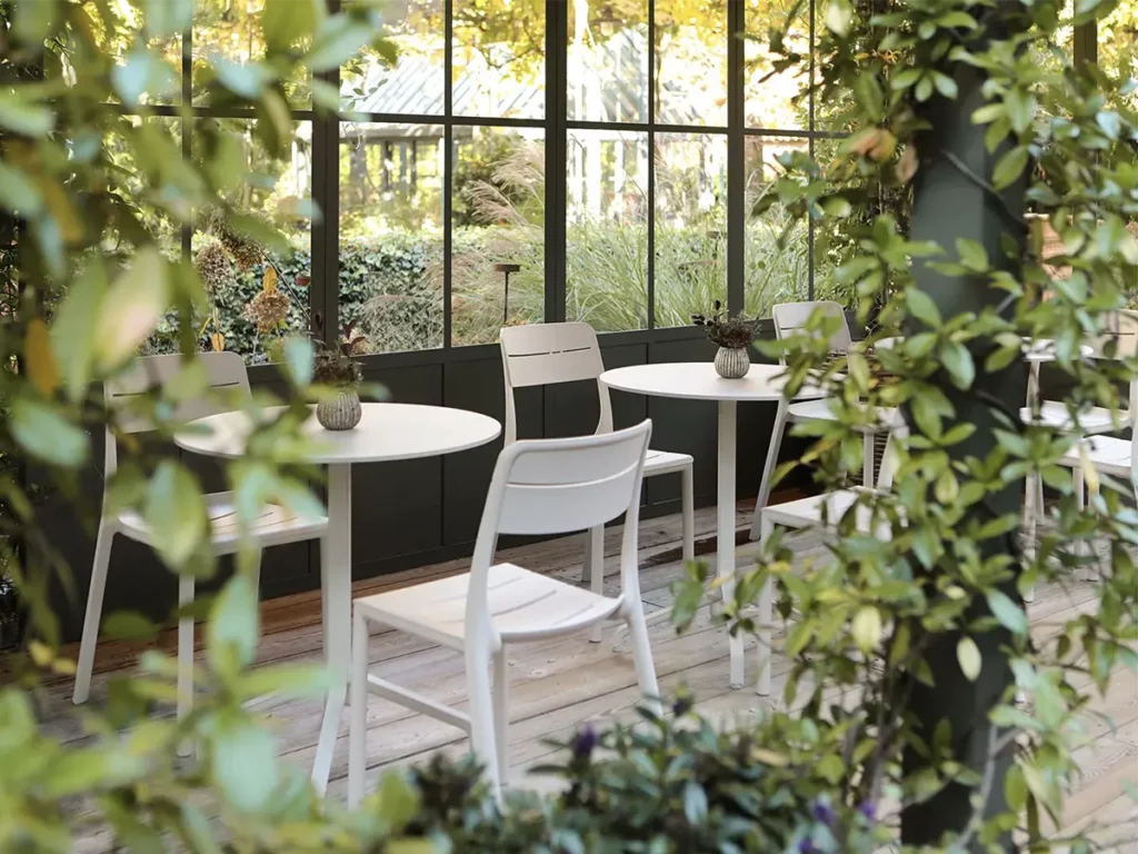 Nardi-Produkte Tischuntergestell Frasca Stühlen der Kollektion Cassia in Farbe Corda - Hantermann - Der Hotelausstatter Elegante Nardi Gartenmöbel: runder Bistrotisch mit Tischuntergestell Frasca und stapelbaren Stühlen der Kollektion Cassia in Farbe Corda auf heller Holzterrasse, ideal für Terrasse, Bistro, Café, Gastronomie, Hotel, Restaurant und Pflegeeinrichtung im modernen Wintergarten-Ambiente.