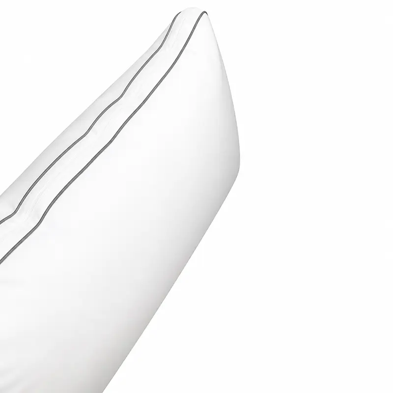 Lyonbed Federkernkissen mit Vidaune-Füllung – elegantes Hotelkissen mit grauer Biese für Premium-Boxspringbetten - Hantermann - Der Hotelausstatter Seitliche Detailansicht des Lyonbed Federkernkissens mit Vidaune-Füllung und grauer Biese