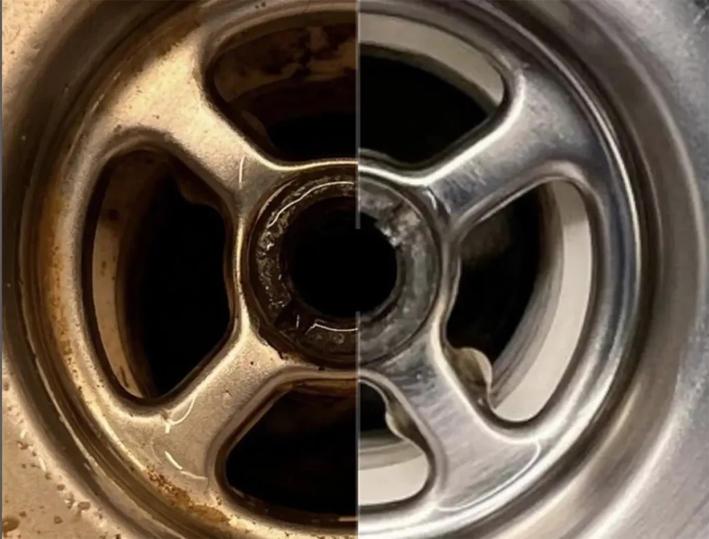 trockendampf-siphon-vor+nach-reinigung - Hantermann - Der Hotelausstatter Vorher-nachher-Reinigung eines stark verschmutzten Metall‑Siphons mit Trockendampf, links verkrustet rechts hygienisch sauber – ideal für Hotel, Restaurantküche, Pflegeeinrichtung und Klinik