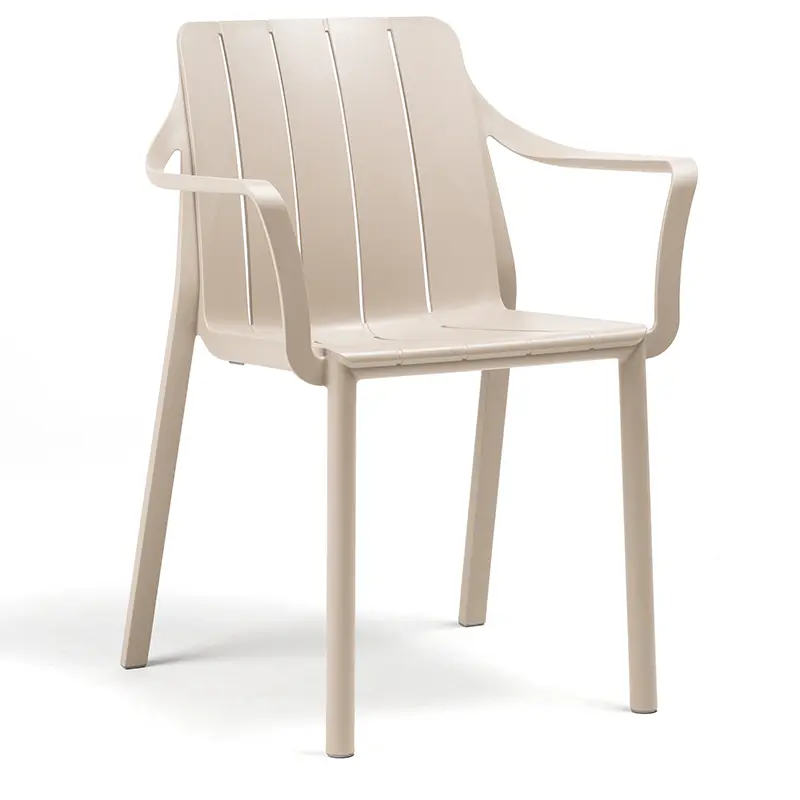 NARDI Tiberina 205 stapelbarer Armlehnstuhl aus Fiberglas‑Polypropylen mit ergonomischer Netzstruktur für Outdoor‑Bereiche
