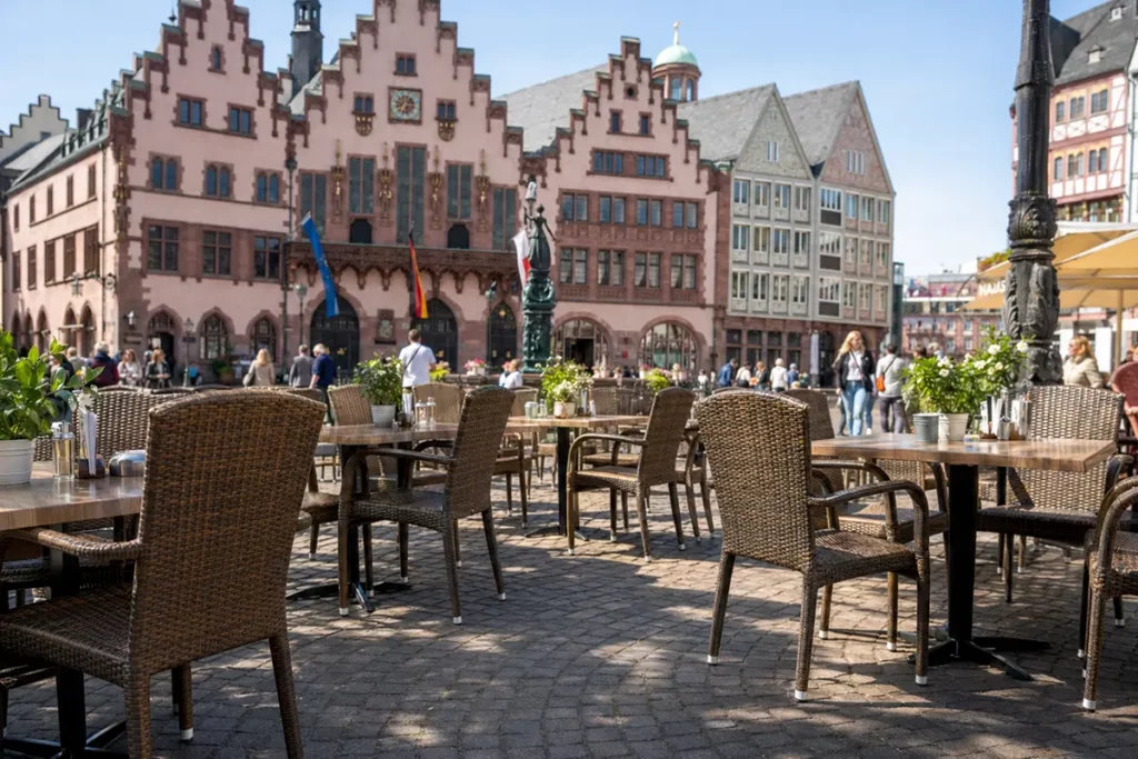 Polyrattan Terrassenstühle und Tische am Römer Frankfurt für moderne Außengastronomie