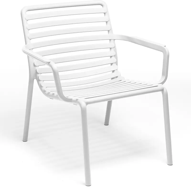 NARDI Doga Relax Loungesessel – eleganter Outdoor-Sessel in Weiß - Hantermann - Der Hotelausstatter NARDI Doga Relax Loungesessel in Weiß mit Armlehnen und Lamellendesign für Hotel, Gastronomie und Terrasse