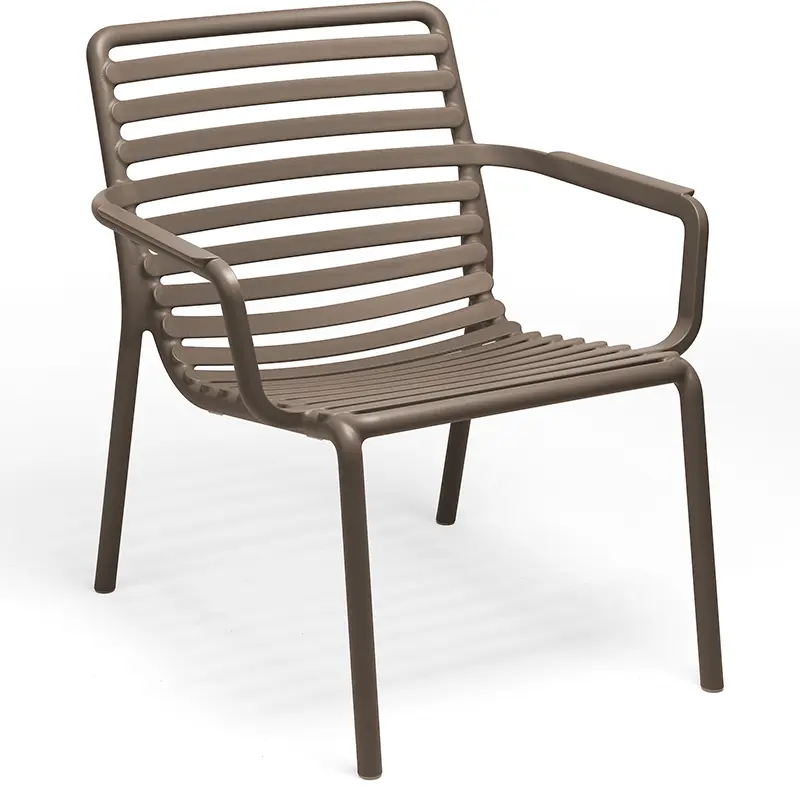 NARDI Doga Relax Loungesessel – moderner Outdoor-Sessel in Braun - Hantermann - Der Hotelausstatter NARDI Doga Relax Loungesessel in Braun mit Armlehnen und Lamellenstruktur für Terrasse, Hotel und Gastronomie