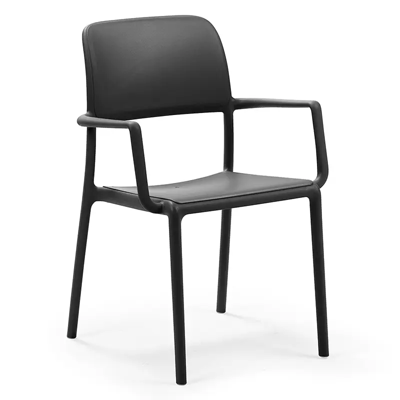 NARDI RIVA Terrassenstuhl – stapelbarer schwarzer Armlehnstuhl aus Kunststoff für Gastronomie und Outdoor - Hantermann - Der Hotelausstatter NARDI RIVA Terrassenstuhl in Schwarz aus Kunststoff mit Armlehnen, stapelbar für Gastronomie, Terrasse und Outdoor