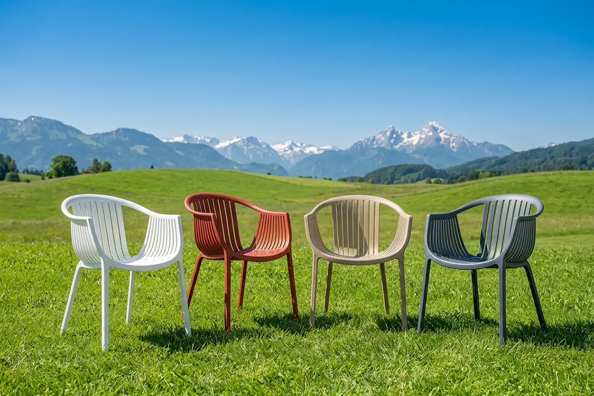 Pedrali Tatami Terrassenstühle in verschiedenen Farben auf grüner Alpenwiese mit Bergen im Hintergrund
