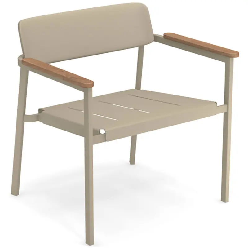 Shine 249 by EMU® – Outdoor-Armlehnstuhl in Beige mit Holzelementen - Hantermann - Der Hotelausstatter EMU Shine 248 Outdoor‑Armlehnstuhl aus pulverbeschichtetem Aluminium mit Teak‑Armlehnen, ergonomisch, wetterfest und ideal für Gastronomie