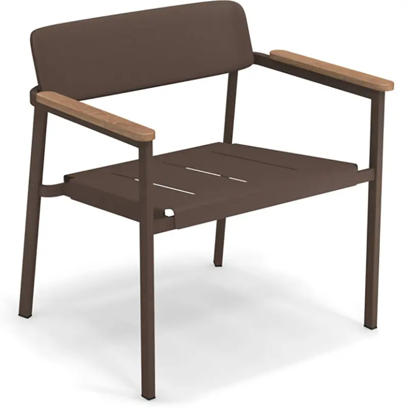 Shine 249 by EMU® – Outdoor-Armlehnstuhl in Braun mit Holzelementen - Hantermann - Der Hotelausstatter Shine 249 Outdoor-Armlehnstuhl von EMU® in Braun mit Holzelementen an Sitzfläche und Armlehnen