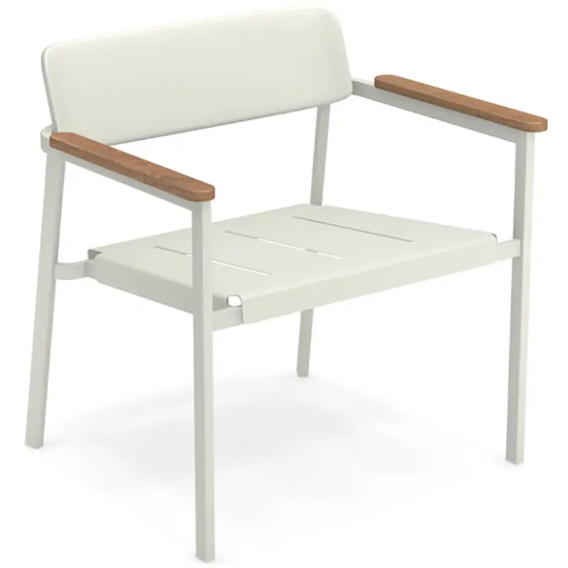 Shine 249 by EMU® – Outdoor-Armlehnstuhl in Weiß mit Holzelementen - Hantermann - Der Hotelausstatter EMU Shine 248 Outdoor‑Armlehnstuhl aus pulverbeschichtetem Aluminium mit Teak‑Armlehnen, ergonomisch, wetterfest und ideal für Gastronomie