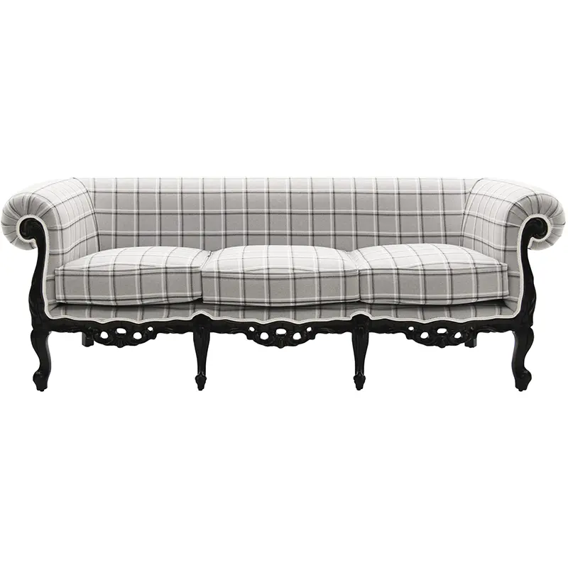 Barock 3-Sitzer Sofa FEBÒ Frontalansicht - Hantermann - Der Hotelausstatter Titel (Überschrift H2) Barock 3-Sitzer Sofa FEBÒ im Chesterfield-Stil für Hotels Alt-Text (max. 125 Zeichen) Elegantes Barock 3-Sitzer Sofa FEBÒ im grauen Karo-Chesterfield mit schwarzem Holzgestell Frontalansicht