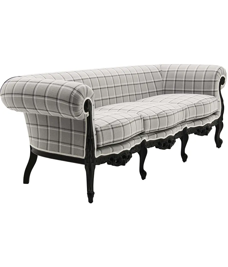 Barock 3-Sitzer Sofa FEBÒ im Chesterfield-Stil für Hotels - Hantermann - Der Hotelausstatter Elegantes Barock 3-Sitzer Sofa FEBÒ im grauen Karo-Chesterfield mit schwarzem Holzgestell
