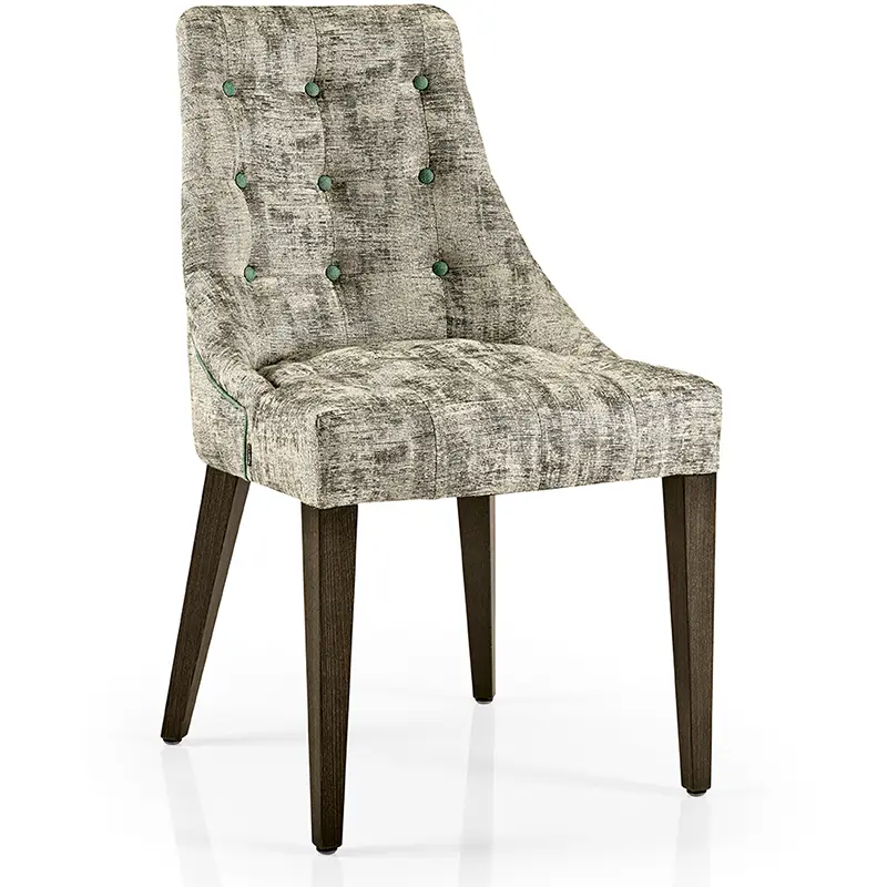 Hanna Sessel/Lounge von JMS in taupefarbener Stoffoptik mit grüner Knopfheftung und dunklen Holzfüßen