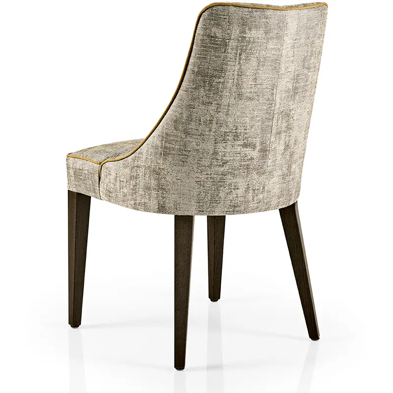 Hanna Sessel/Lounge von JMS – Rückansicht mit goldenem Keder - Hantermann - Der Hotelausstatter Rückenansicht des Hanna Lounge-Sessels von JMS in taupefarbener Stoffoptik mit goldenem Keder und dunklen Holzfüßen