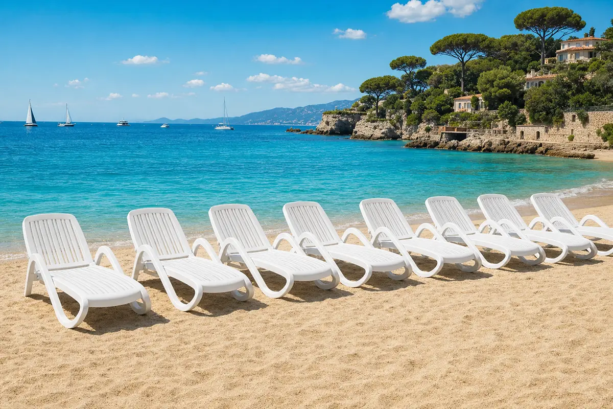 Nardi Eden Liegen: Strandkomfort an der Côte d’Azur - Hantermann - Der Hotelausstatter Weiße Nardi Eden Strandliegen in Reihe an der Côte d’Azur, ideal für Hotels und Beachclubs mit mediterranem Flair