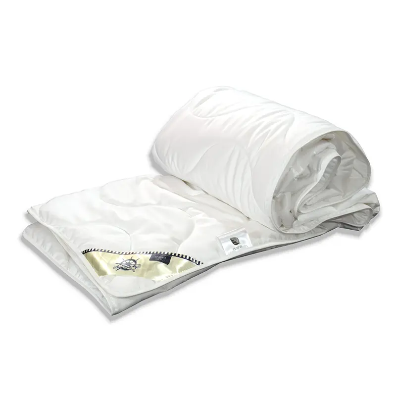 Garanta Summertime Tencel Sommerdecke Extra-Leicht, weiße Naturfaserdecke teilweise aufgerollt mit sichtbarer etikettierter Ecke