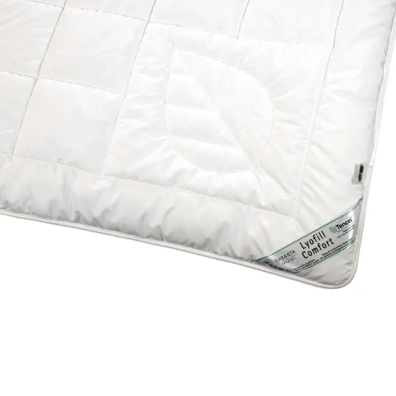 Lyofil Comfort Duo Bettdecke mit TENCEL™ – nachhaltige Winterbettdecke mit Blattsteppung - Hantermann - Der Hotelausstatter Detailansicht der Lyofil Comfort Duo Bettdecke mit TENCEL™-Steppung, Blattmotiv und hochwertiger Einfassung