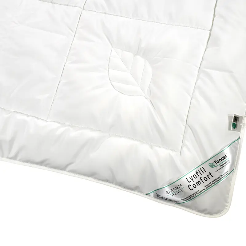Lyofil Comfort Mono Bettdecke mit TENCEL™ – nachhaltige Steppdecke mit Blattmotiv - Hantermann - Der Hotelausstatter Detailansicht der Lyofil Comfort Mono Bettdecke mit TENCEL™-Steppung, Blattmotiv und Markenetikett