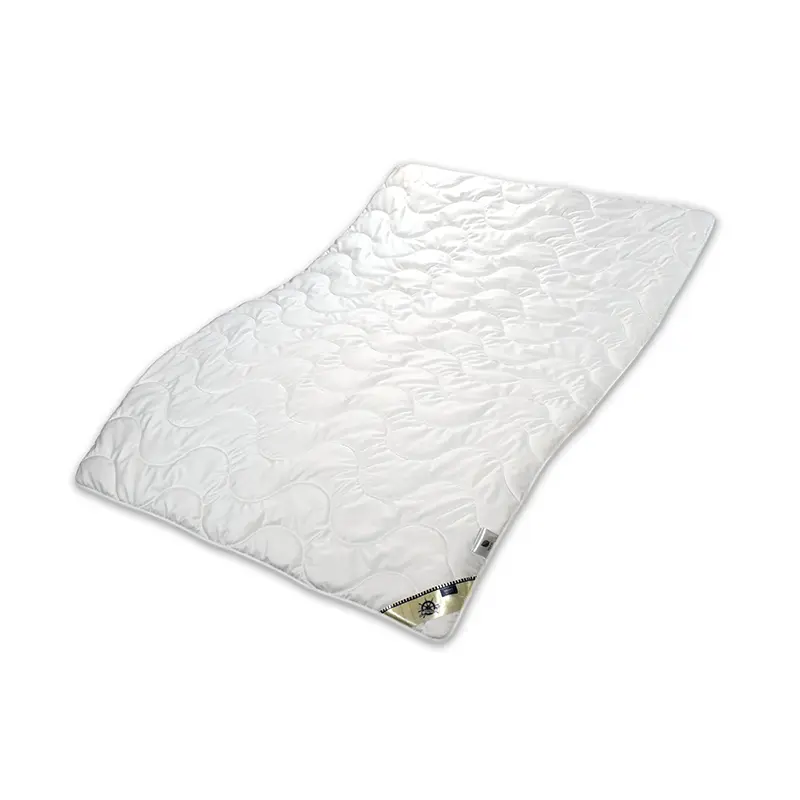 Titel (Überschrift H1) Garanta Summertime Tencel Sommerdecke – Extra-Leicht, natürliche & nachhaltige Naturfaserdecke - Hantermann - Der Hotelausstatter Garanta Summertime Tencel Sommerdecke Extra-Leicht, weiße Decke mit Wellensteppung, flach ausgebreitet mit etikettierter Ecke