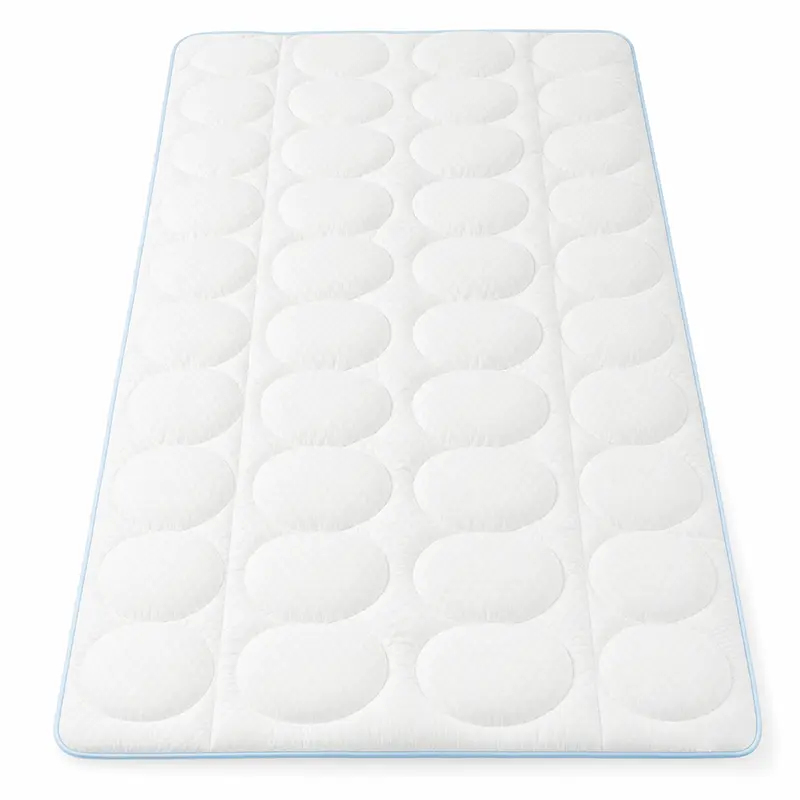 Detailansicht CoolAge® Topperunterbett – Wabenstruktur für erholsame Nächte - Hantermann - Der Hotelausstatter Nahaufnahme der weißen CoolAge® Topperunterbett-Oberfläche mit gesteppter Wabenstruktur und weich gepolsterten Kammern