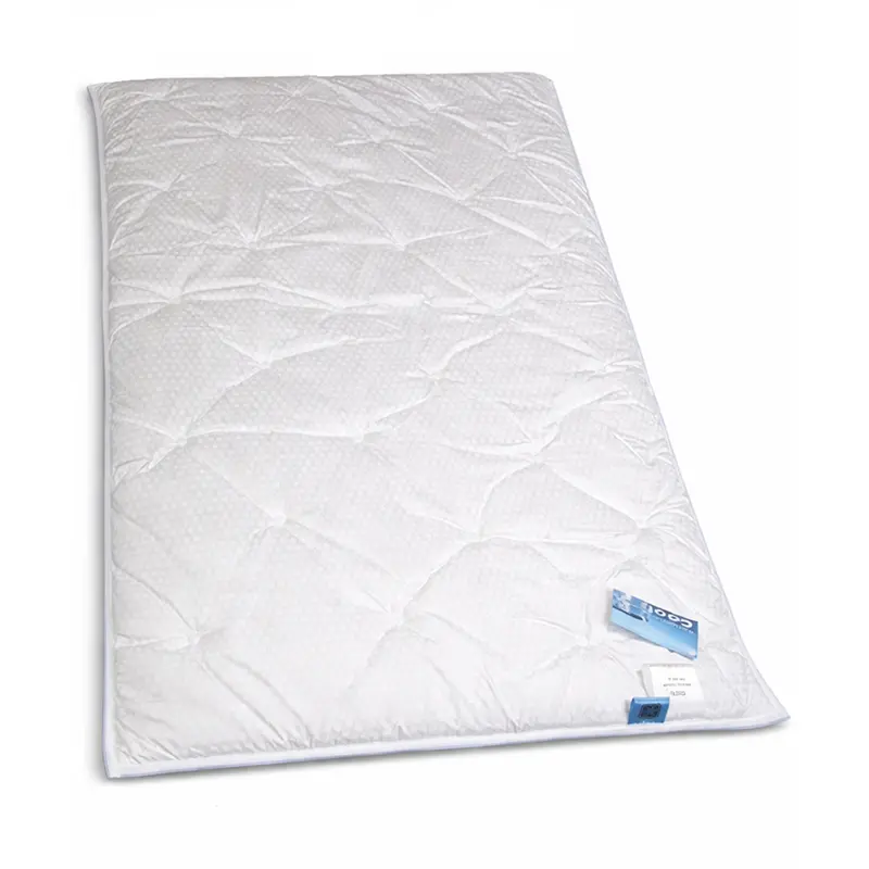 CoolAge® Bettdecke Medium 135x200 cm – temperaturausgleichende Decke für erholsame Nächte - Hantermann - Der Hotelausstatter CoolAge® Bettdecke Medium 135x200 cm mit weiß gesteppter Oberfläche, dezenter Struktur und blauem Etikett auf weißem Hintergrund