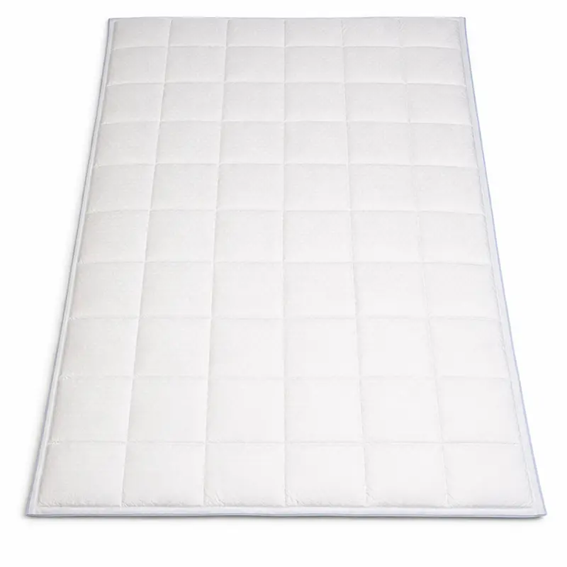 CoolAge® Bettdecke Light 135x200 cm mit feiner Karosteppung und hellem Rand, flach liegend vor weißem Hintergrund