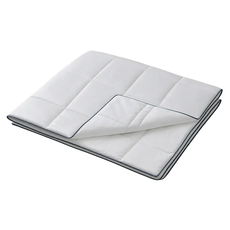 CoolAge® Bettdecke Light 135x200 cm – leichte Sommerdecke für erholsame Nächte - Hantermann - Der Hotelausstatter CoolAge Bettdecke Light 135x200 cm, weiße, flach gefaltete Steppdecke mit dunkler Paspelierung an den Rändern