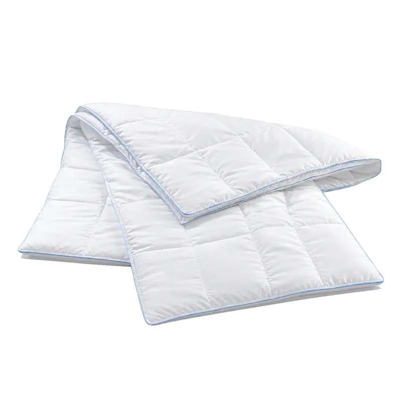 CoolAge® Bettdecke Medium 135x200 cm – leichte Ganzjahresdecke für erholsame Nächte - Hantermann - Der Hotelausstatter CoolAge Bettdecke Medium 135x200 cm, weiße, locker ausgebreitete Steppdecke mit feiner blauer Paspelierung