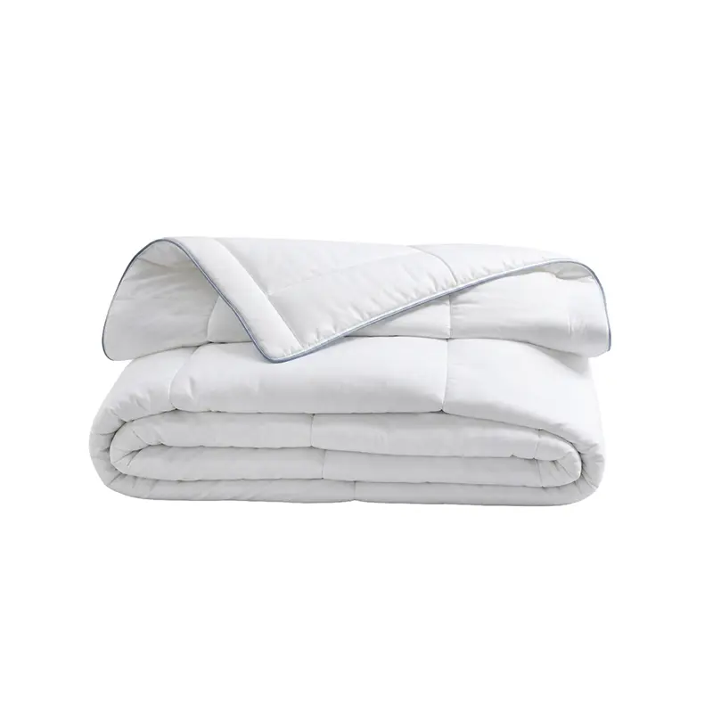 CoolAge® Bettdecke Warm 135x200 cm – kuschelige Decke für erholsame Nächte - Hantermann - Der Hotelausstatter CoolAge Bettdecke Warm 135x200 cm, weiß, sauber gefaltet mit leicht umgeschlagener Ecke und dezenter Paspelierung