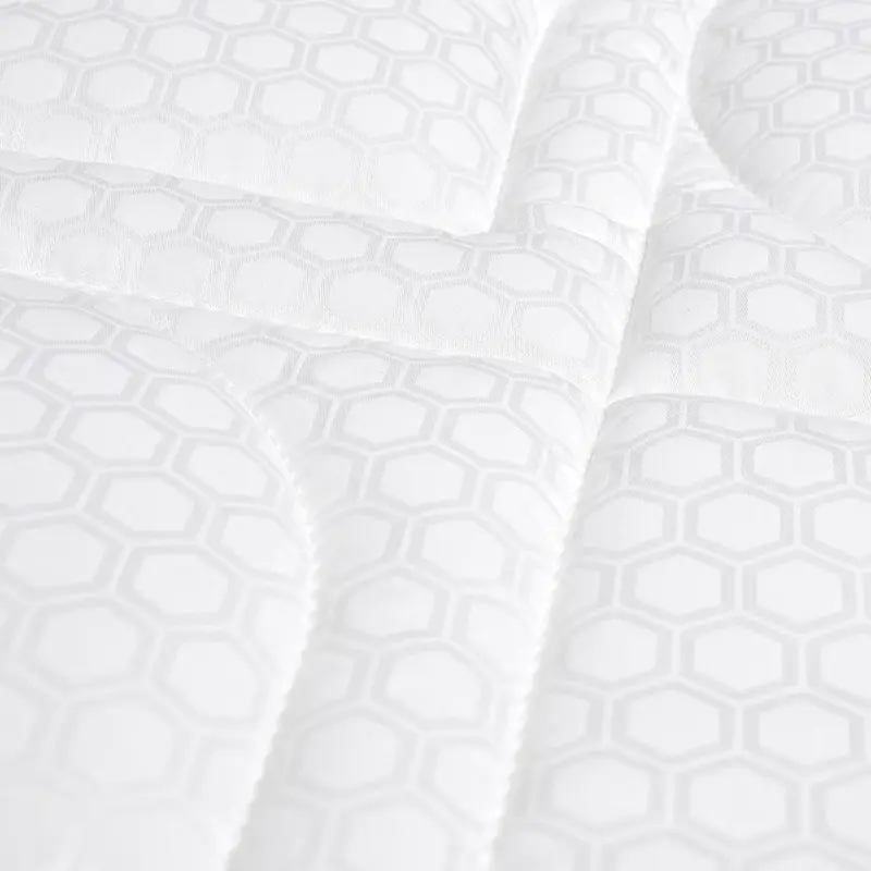 CoolAge® Topperunterbett – Matratzenauflage für erholsame Nächte - Hantermann - Der Hotelausstatter Weißes CoolAge® Topperunterbett mit oval gesteppter Matratzenauflage und umlaufender Kante vor weißem Hintergrund
