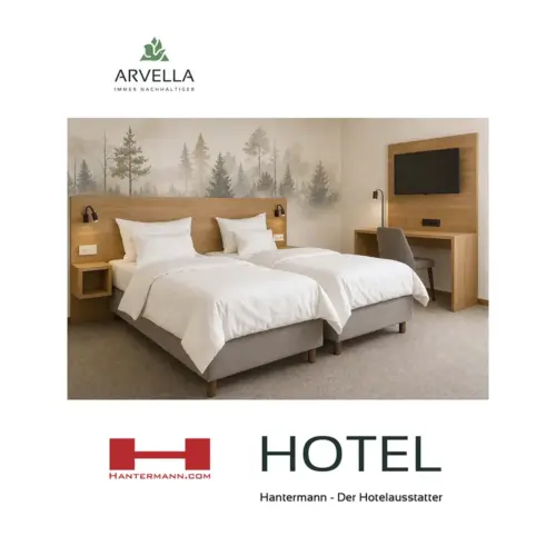 Modernes ARVELLA Hotelzimmer mit zwei Einzelbetten, Holzmöbeln, Waldmotiv an der Wand und Arbeitsplatz